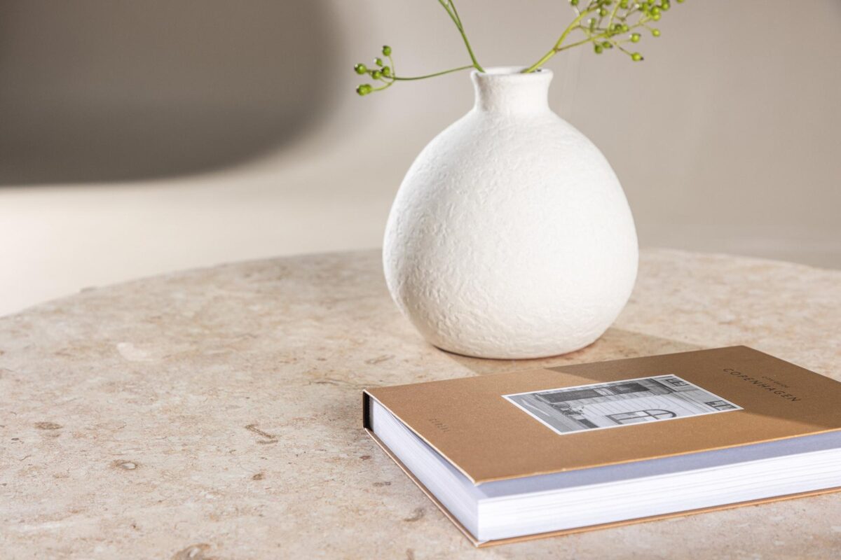 Tuva_sohvapoyta_beige_milj_vaaka4 Tuva-sohvapöytä on täydellinen valinta, kun haluat tuoda kotiisi eleganssia, tilaa ja tyyliä. Halkaisijaltaan 70 cm leveä, pyöreä sohvapöytä on sekä käytännöllinen että näyttävä huonekalu, joka tekee vaikutuksen ensisilmäyksellä.