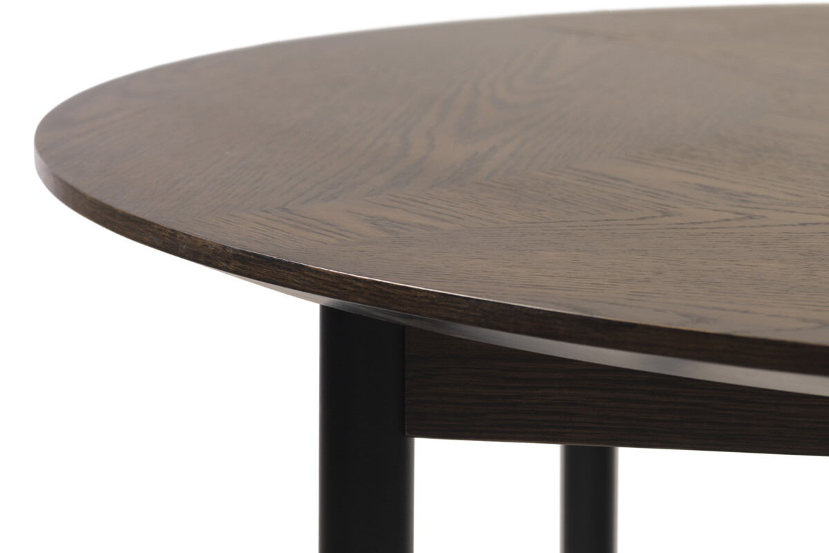 Veija-pöytä on valmistettu espresson värisestä, tummasta tammesta, ja siinä on pyöreät metallijalat.