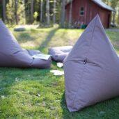 Viggo Lounge -säkkituolia ja -lattiatyynyä on saatavilla kolmessa herkullisessa värissä. Tuolit ja tyynyt sopivat sisä- ja ulkokäyttöön.