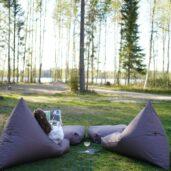 Viggo Lounge -säkkituolia ja -lattiatyynyä on saatavilla kolmessa herkullisessa värissä. Tuolit ja tyynyt sopivat sisä- ja ulkokäyttöön.