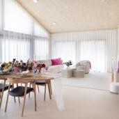 Niemi Design on mukana kalustamassa Lempäälän Asuntomessujen kohteita. Yksi kohteistamme on Villa Berryhill, jonne toimitimme Edith-tuolin, Paulus-ruokapöydän ja Klassikko-nuorisosängyn.