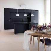 Niemi Design on mukana kalustamassa Lempäälän Asuntomessujen kohteita. Yksi kohteistamme on Villa Berryhill, jonne toimitimme Edith-tuolin, Paulus-ruokapöydän ja Klassikko-nuorisosängyn.