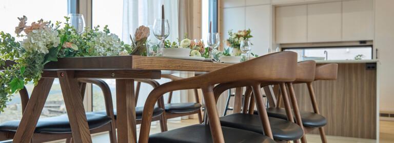 Niemi Design on mukana Oulun Asuntomessuilla kahdessa eri kohteessa. Villa Pesäpuu on moderni hirsikoti, jossa on terveellistä hengittää.