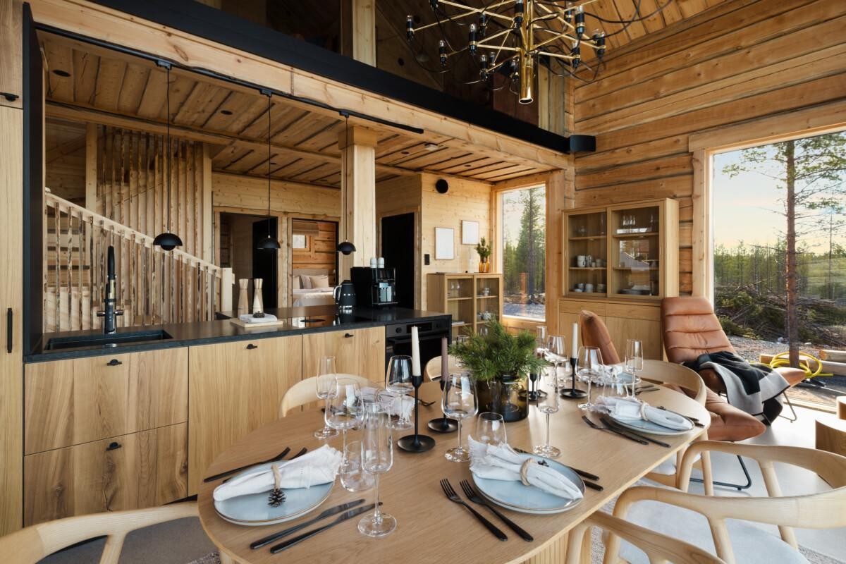 Villa_Tähtivaara_Rovaniemi_Edith_Bello (8) Tamminen Bello-ruokapöytä sopii hyvin yhteen esimerkiksi tammisen Edith-tuolin kanssa. Ovaalin muotoisen pöydän ympärille mahtuu hyvin kuusi tuolia.