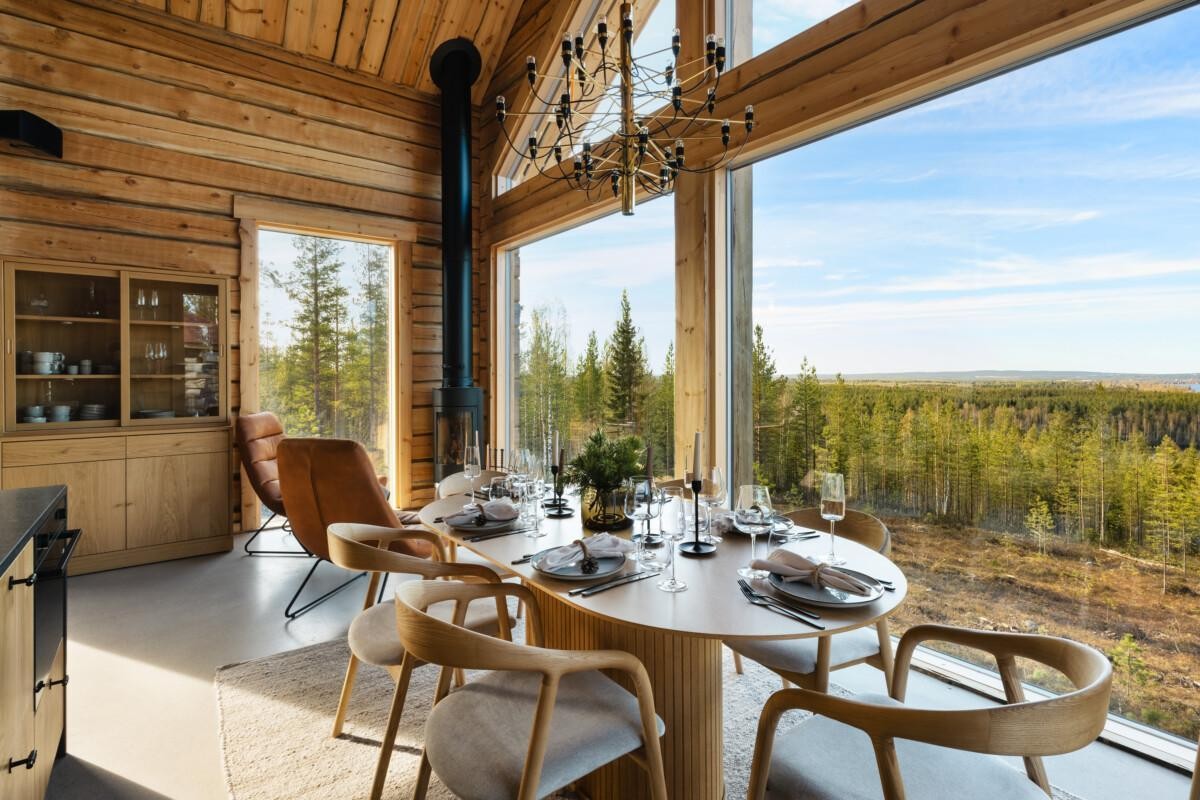 Villa_Tähtivaara_Rovaniemi_Edith_Bello (9) Tamminen Bello-ruokapöytä sopii hyvin yhteen esimerkiksi tammisen Edith-tuolin kanssa. Ovaalin muotoisen pöydän ympärille mahtuu hyvin kuusi tuolia.
