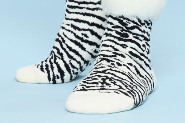 Pehmeä ja lämpöinen Catz-pörrösukka lämmittää palelevia varpaita iltojen viilentyessä ja pimentyessä. Pörrösukkaa on saatavilla kahdessa värissä ja neljässä eri koossa. Catz on osa Lauritzonin, Niemi Designin ja Sidosteen ainutlaatuista yhteistyömallistoa, jossa sama design kulkee kankaasta huonekaluihin ja aina sukkiin asti.