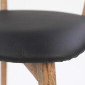 Virtaviivaista ja tyylikästä Haley-tuolia on saatavilla saarnirungolla ja kolmella eri verhoiluvaihtoehdolla.