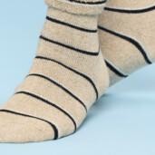 Preppy on ihanan pehmeä ja jalalle kevyt froteesukka, jossa yhdistyvät arjen mukavuus ja ajaton suomalainen muotoilu. Froteesukkaa on saatavilla kahdessa eri koossa. Preppy on osa Lauritzonin, Niemi Designin ja Sidosteen ainutlaatuista yhteistyömallistoa.